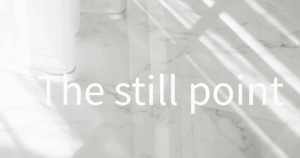 焦らず働くという選択を軸に、横浜のリフレを再設計するモカティック公式。The Still Point構造を通して、都市の速度と人の心拍を整える新しい働き方を提案します。