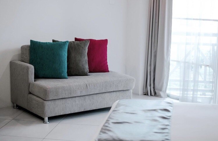 店舗型リフレ行ったことあるんすけど。カーテンで仕切られてベッドマットあるだけでめっちゃ狭くて。