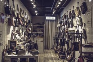 ドンキホーテのカオスな店内は、実は巧妙な心理戦略だった？ごちゃごちゃに見える演出の裏にあるマーケティングの凄さを分析します。