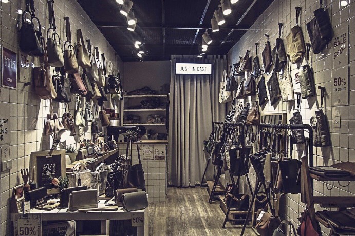 ドンキホーテのカオスな店内は、実は巧妙な心理戦略だった？ごちゃごちゃに見える演出の裏にあるマーケティングの凄さを分析します。