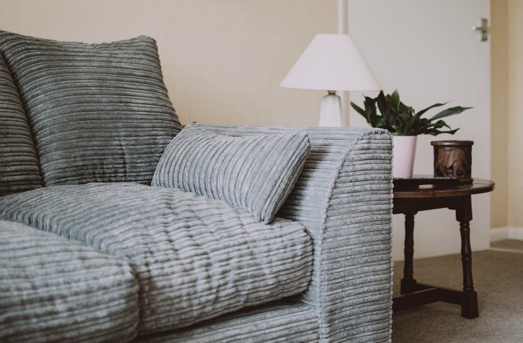 求人媒体にお金をかけるより、待遇と安心感に投資した方が採用は強くなる。シースルー安心化（Affective See-Through Model）という視点から、「待遇→定着→満足→SNS→口コミ」という黄金ループを論理的に解説します。